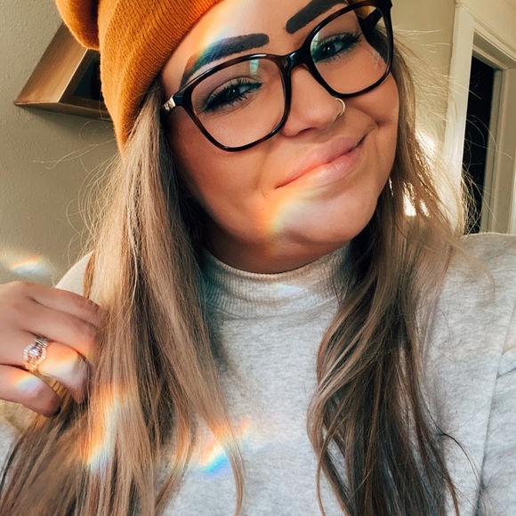 Meet your Posher, Kayla - Picture 2 of 4